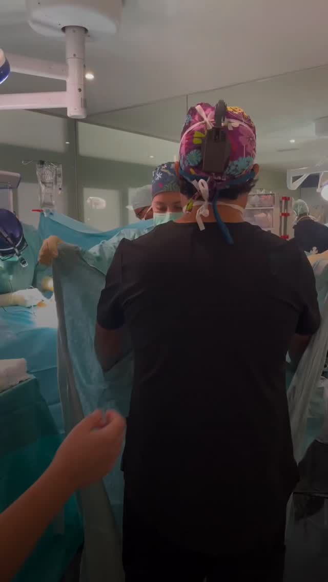 Pourquoi une liposuccion peut-elle vous être refusée ?

Oui, cela arrive.
Et c’est le signe d’une approche chirurgicale responsable.

Le Dr Tenorio peut refuser une liposuccion dans les cas suivants :

• Si le patient est trop mince et que les tissus ne contiennent pas suffisamment de graisse pour un remodelage harmonieux et sécurisé
• Si une précédente intervention a été réalisée il y a moins de 6 mois — les tissus ont besoin de temps pour récupérer complètement
• Si l’opération précédente a été effectuée à l’étranger et que l’état des tissus ne peut pas être évalué correctement immédiatement
• En présence d’inflammation, d’infection ou de complications après une précédente liposuccion

Pourquoi est-ce important ?

Après une liposuccion, les tissus traversent un processus complexe de cicatrisation.
Une nouvelle intervention réalisée trop tôt peut augmenter le risque :
— de fibrose
— d’irrégularités
— d’une mauvaise cicatrisation
— de complications cutanées et tissulaires

En chirurgie esthétique, l’important n’est pas seulement de réaliser une intervention —
mais de la réaliser au bon moment et dans les bonnes conditions.

Parfois, la meilleure décision médicale est d’attendre. 

Prenez rendez-vous pour une consultation afin de savoir si la liposuccion est indiquée dans votre cas. 

Contactez-nous :
Geneve: Appelez le +41 22 732 22 23 ou
WhatsApp au +41 79 931 20 66
Montreux : Appelez le +41 79 908 98 98